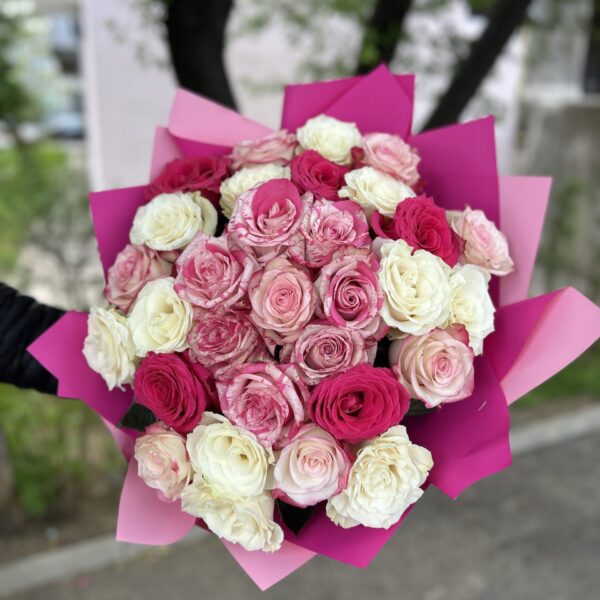 Buchet roz elegant cu 31 trandafiri